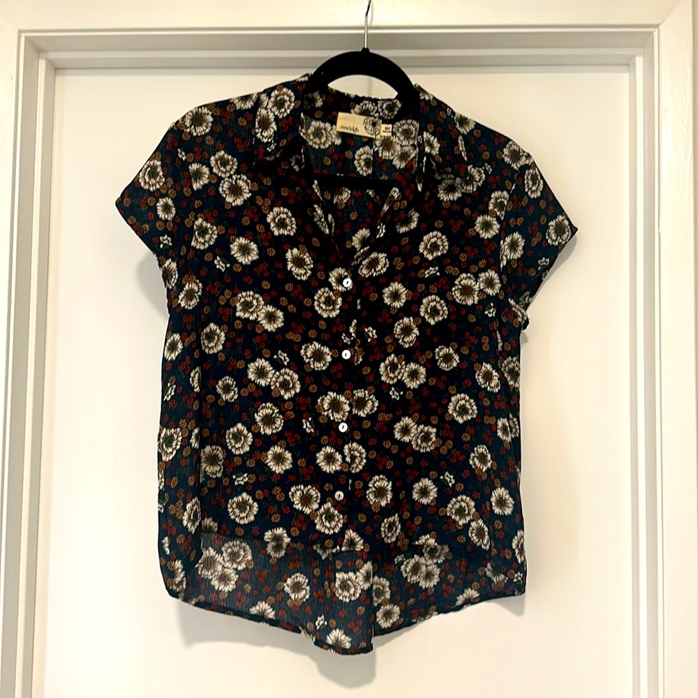Everleigh floral button up shirt size XS